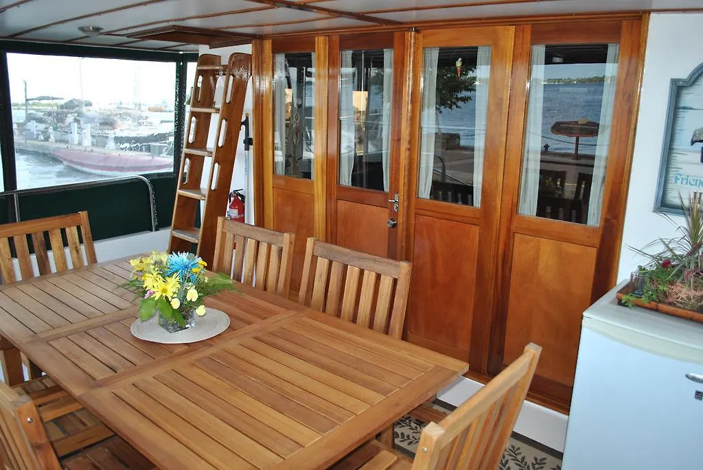 Making Waves Boatel Bed & Breakfast Toronto