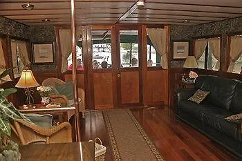 Making Waves Boatel Bed & Breakfast Toronto