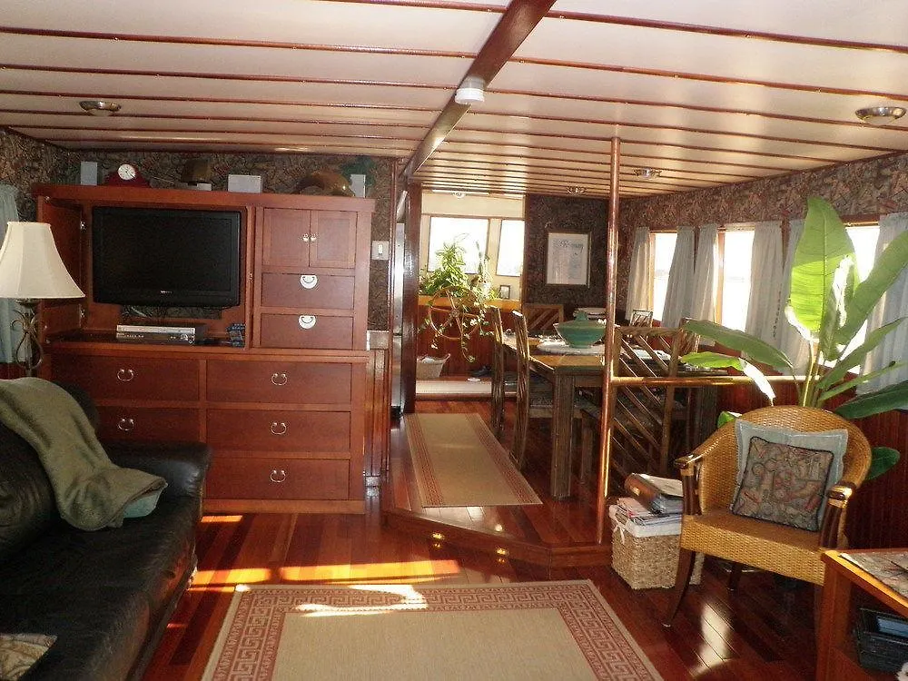 Making Waves Boatel Bed & Breakfast Toronto