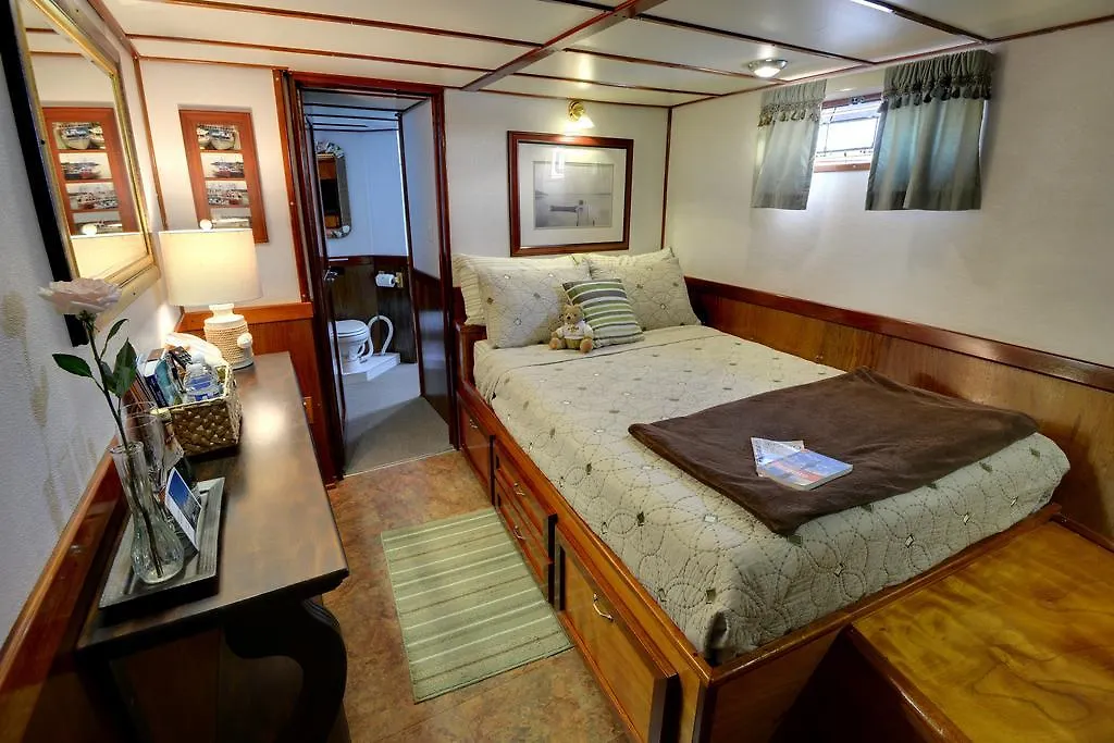 Making Waves Boatel Bed & Breakfast Toronto