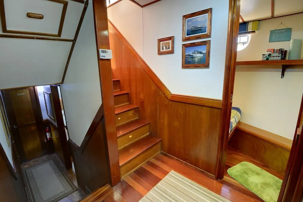 Making Waves Boatel Bed & Breakfast Toronto Canada