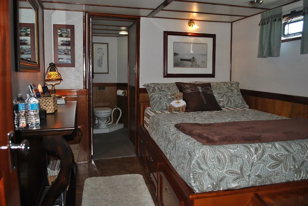 Making Waves Boatel Bed & Breakfast Toronto Canada
