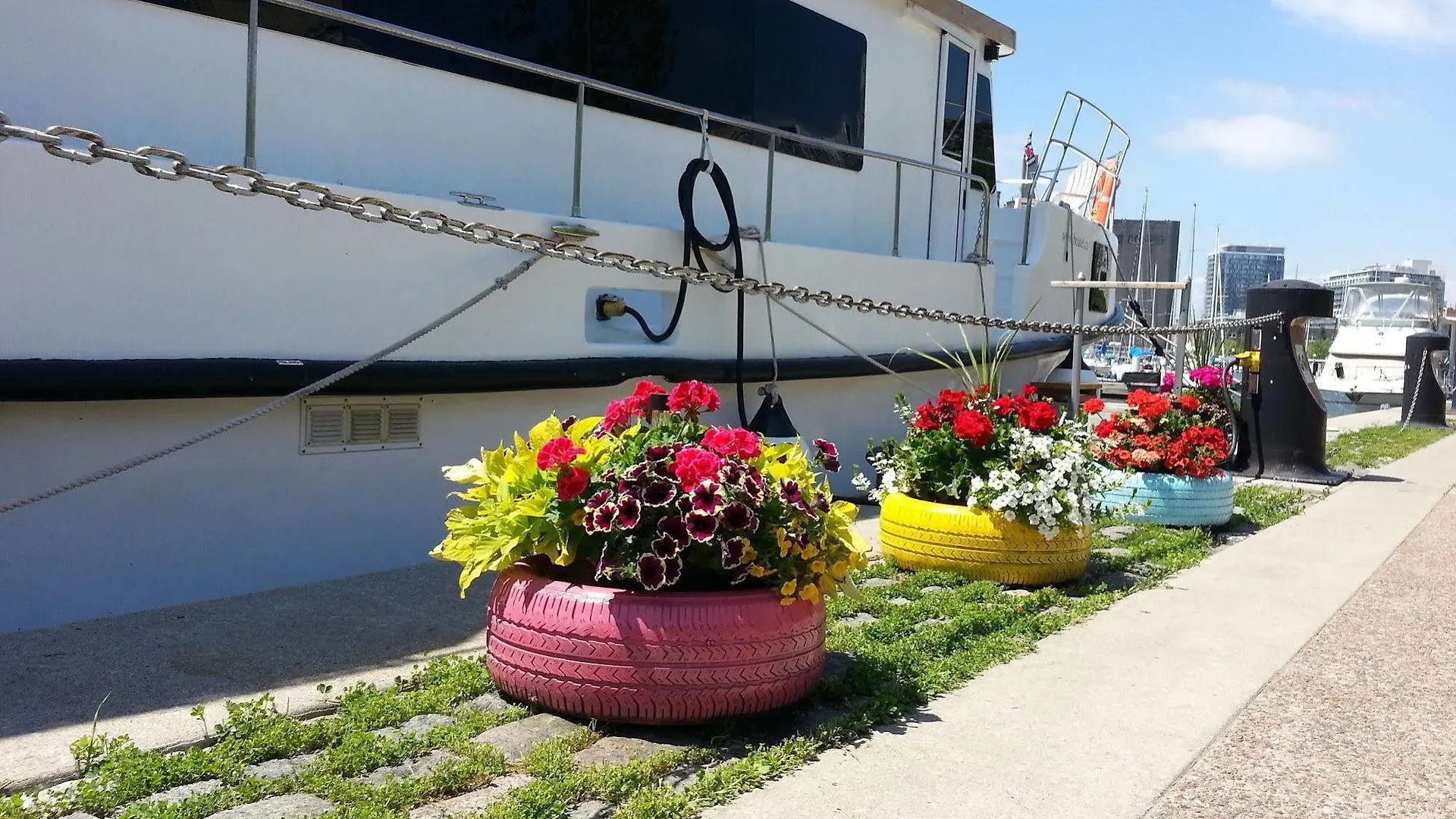 Making Waves Boatel Bed & Breakfast Toronto Canada