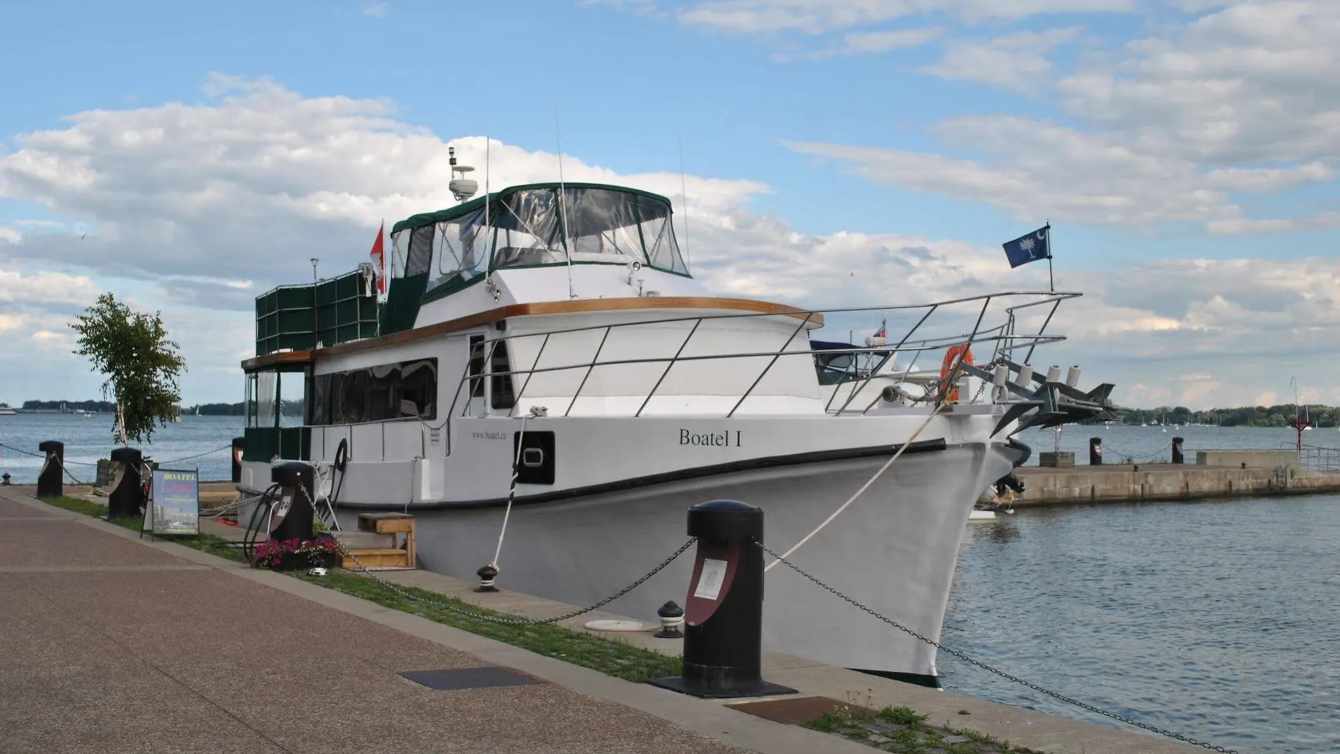 ***  Making Waves Boatel Bed & Breakfast Toronto Canada