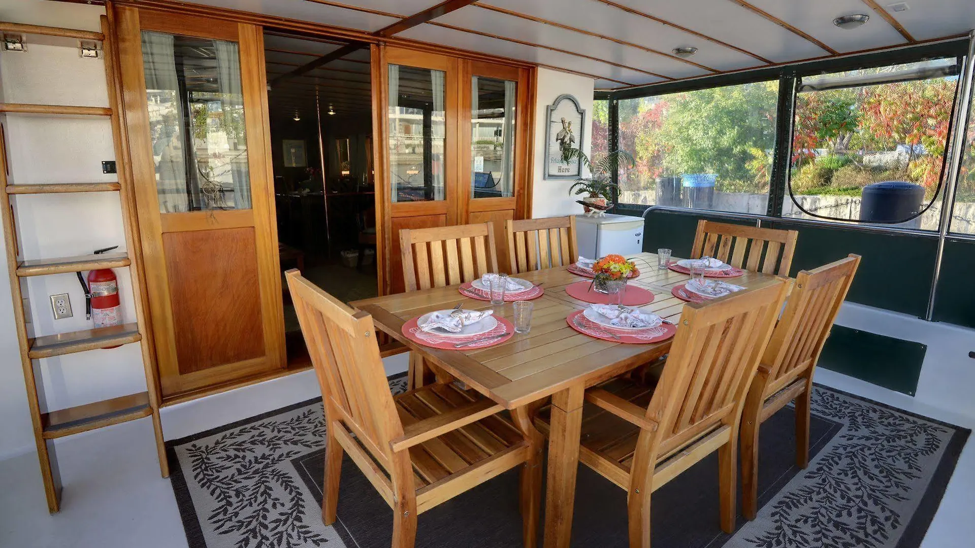 Making Waves Boatel Bed & Breakfast Toronto