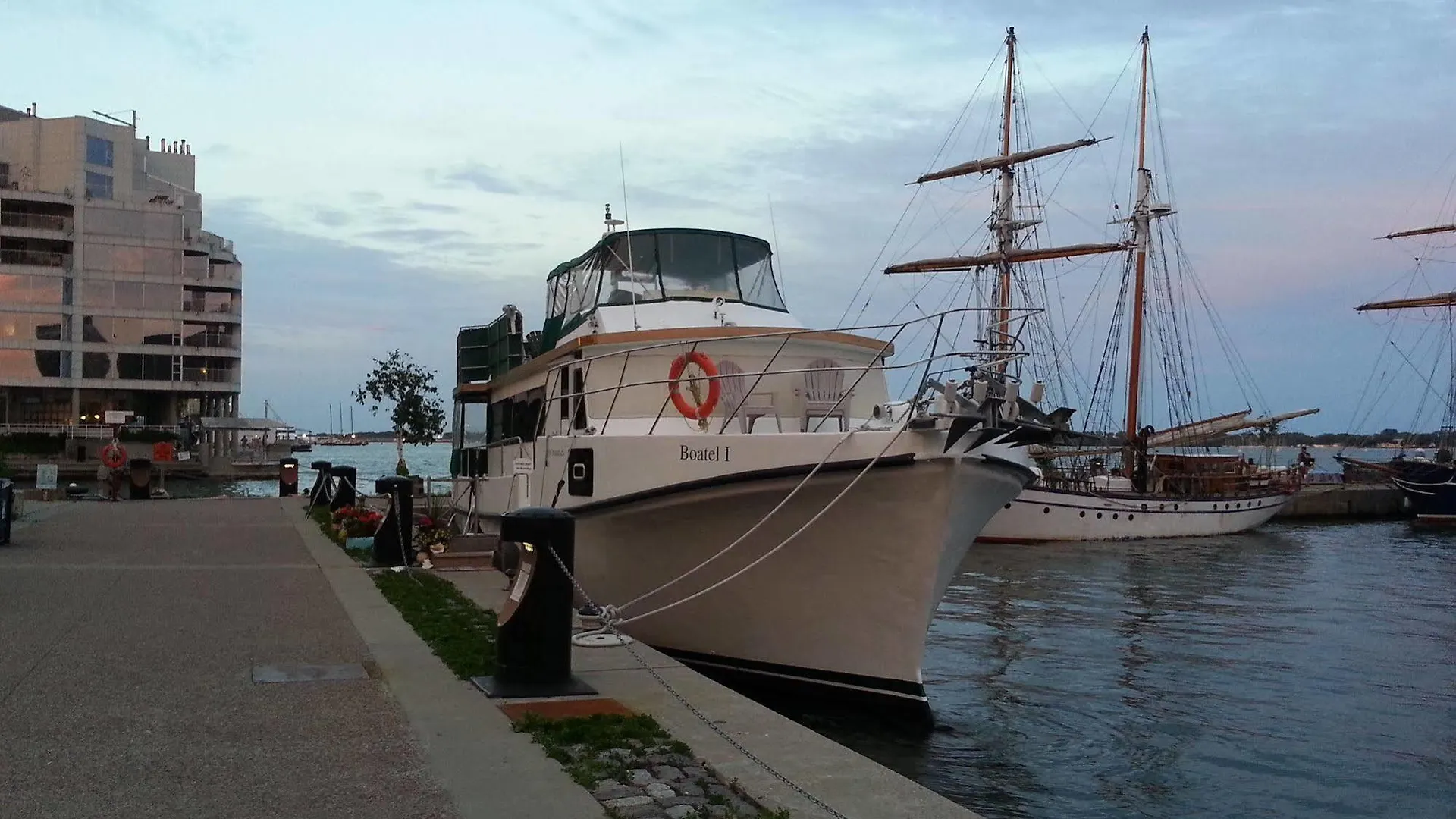 ***  Making Waves Boatel Bed & Breakfast Toronto Canada