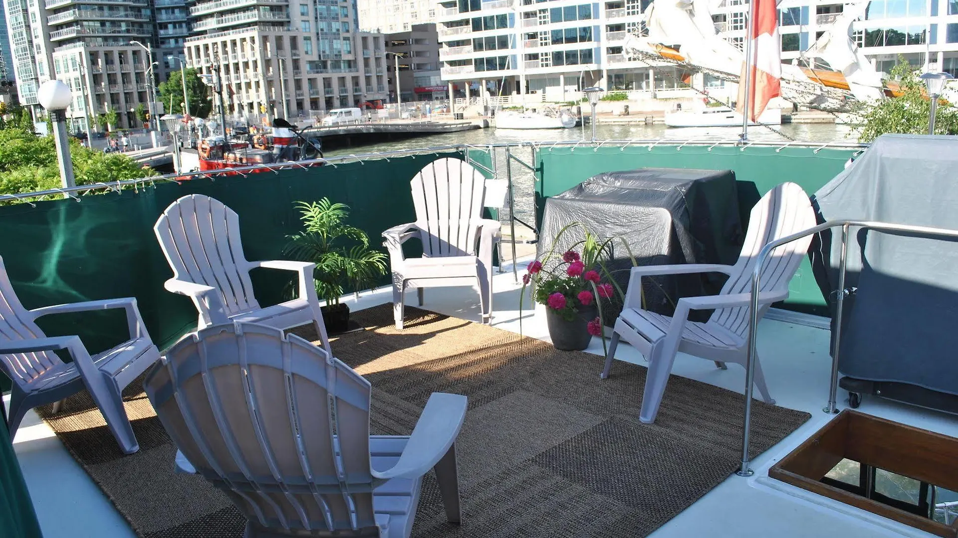 ***  Making Waves Boatel Bed & Breakfast Toronto Canada